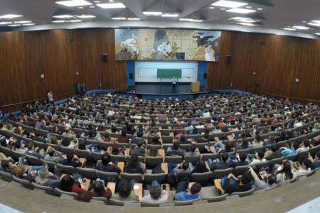 El Gobierno confirmó la vuelta a la "presencialidad plena" en las universidades