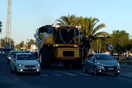 Se casaron y usaron una cosechadora como “auto de boda”