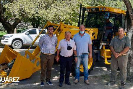 Nuevo tractor con pala cargadora para Huanguelén