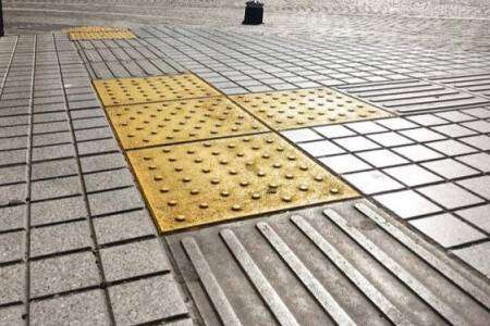 Piden al Municipio que incluya veredas “podo táctiles” en las nuevas construcciones y en la obra peatonal del centro
