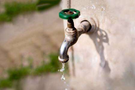 Restricción en el suministro de agua corriente