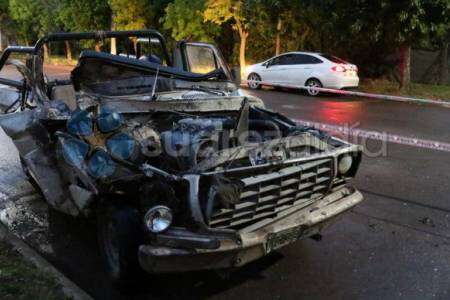 Una camioneta se incrustó detrás de un acoplado estacionado