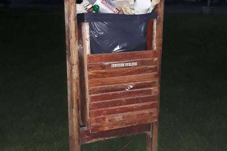Cestos de basura rebalsados durante Suárez Peatonal