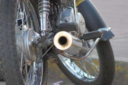 En Tres Arroyos compactan caños de escape de motos que hacen ruidos molestos