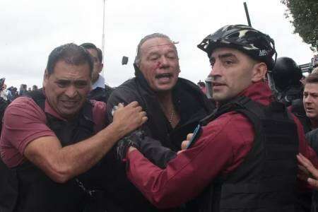 Sergio Berni fue agredido con golpes y piedrazos por compañeros del colectivero asesinado