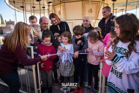 Con una plaza colmada de familias se puso en marcha el renovado e histórico “Carrousel” y los juegos mecánicos de la Tambor de Tacuarí