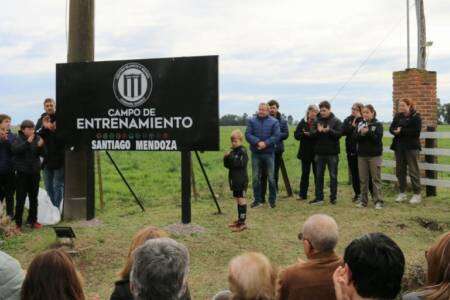 El campo de entrenamiento de Blanco y Negro lleva el nombre de Santiago Mendoza