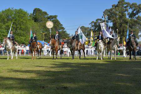 Ingreso de los Jinetes portando las Banderas en el acto central de la Expo Rural de Coronel Suárez