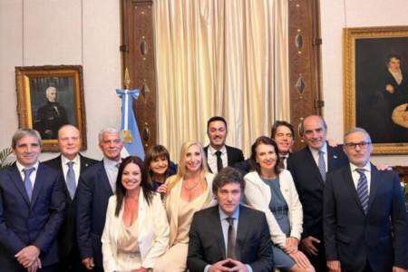 Primer decreto de Javier Milei: pasó la “motosierra” y quedan 9 ministerios