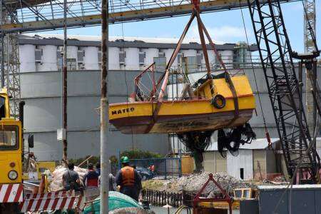 Lanchas hundidas y estructuras colapsadas en el Puerto de Bahía Blanca que sigue sin operar 