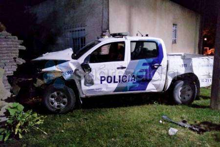 Un móvil policial protagonizó un choque con un auto y destruyó el paredón de una vivienda