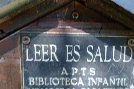 Roban libros de la casita de lectura para comprar bebidas alochólicas