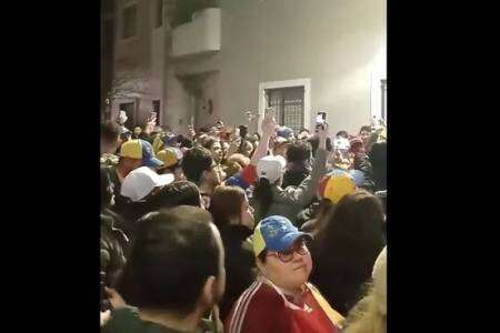 Elecciones en Venezuela: miles de personas esperan los resultados en la Embajada en Buenos Aires