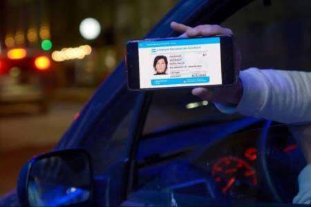 Permiten conducir con licencia digital y constancia de trámite aprobado