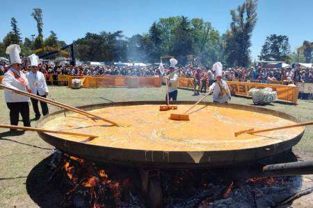 La 25° Fiesta del Omelette Gigante en Pigüé rompe récords