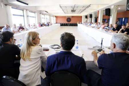 Con intendentes de la zona, Kicillof pidió una fuerza política "amplia" para enfrentar a Milei