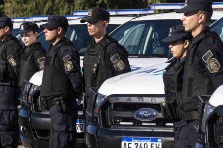 Anuncian un nuevo aumento salarial para los policías de la Provincia