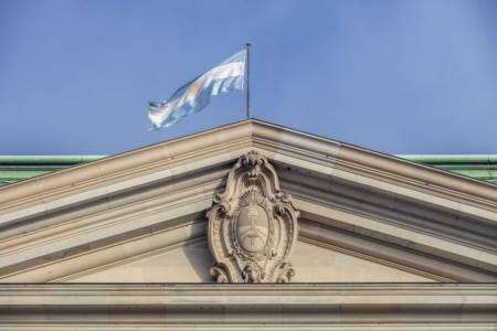 El Gobierno planea cerrar sucursales del Banco Nación y despedir empleados, pero no define cómo será el recorte