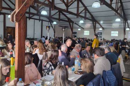 Almuerzo con buen asado y peña folklórica en Club Olimpo de Piñeyro