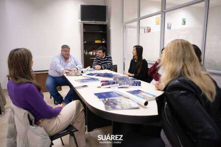 Se formalizó la entrega de material bibliográfico a las escuelas que visitó el chozno nieto del prócer Manuel Belgrano