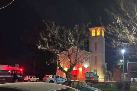 Se desnudó en el altar de una iglesia, dañó la estatua de un santo y quiso incendiar todo