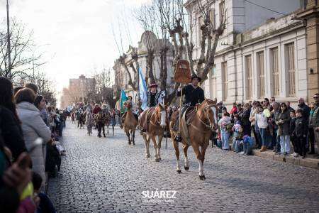 Multitudinaria participación en el tradicional Desfile del 6 de Agosto