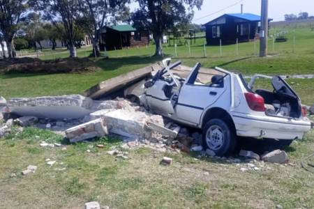 Grave accidente en el acceso a Monte Hermoso: un auto chocó contra una garita