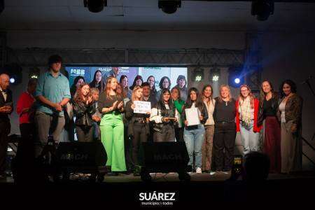 Huanguelén distinguió a vecinos e instituciones en una Noche de Gala con emoción, reconocimientos y música