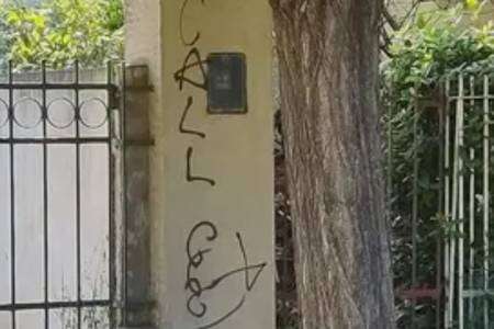 Pehuen Co: investigan pintadas satánicas y posible vínculo con el incendio de la capilla