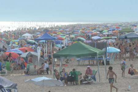 Monte Hermoso prohibió el uso de gazebos en la zona de playa