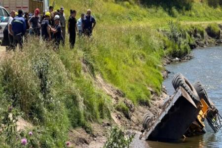 Cayó una pala mecánica al arroyo Tapalqué y hallaron sin vida al chofer