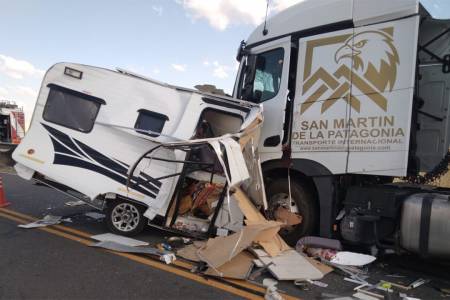Se desprendió una casilla e impactó contra un camión en la Ruta 51