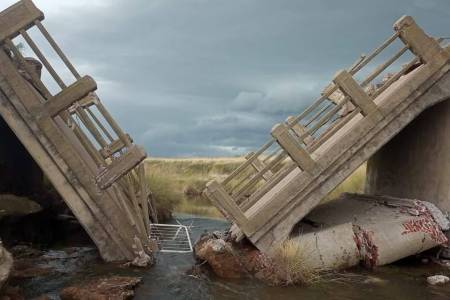 SE DERRUMBÓ EL PUENTE ENTRE ARROYO VENADO Y CARHUÉ Y LOS VECINOS QUEDARON AISLADOS