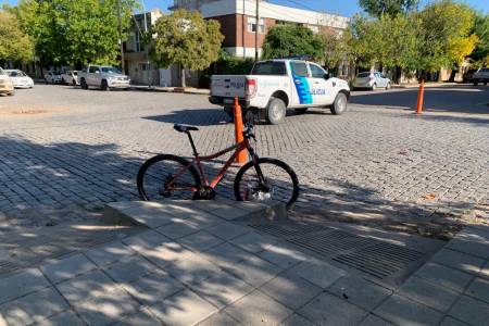 Una mujer fue traslada al hospital luego de chocar su bicicleta con una camioneta