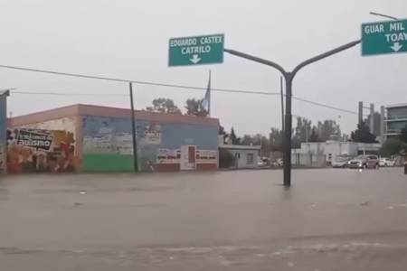 Caos y anegamientos: el fuerte aguacero paralizó las avenidas principales en Santa Rosa
