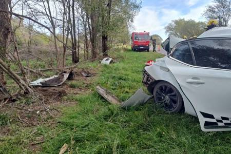  IMPACTANTE VUELCO EN RUTA 76: RESULTARON CASI ILESOS