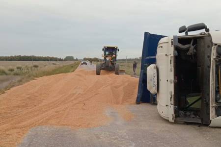 Fatal vuelco en la Ruta 85: un camionero murió y el tránsito está cortado