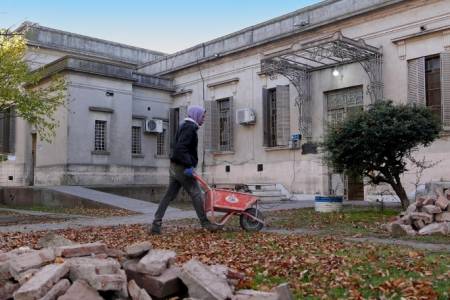 Comenzó la remodelación del ingreso por Rivas del Hospital Municipal “Doctor Raúl Caccavo”