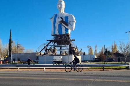 Ensamblan la estatua de Messi más grande del mundo