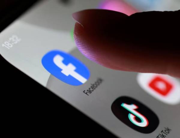 Francia aprobó la ley que prohíbe el uso de redes sociales a menores de 15 años
