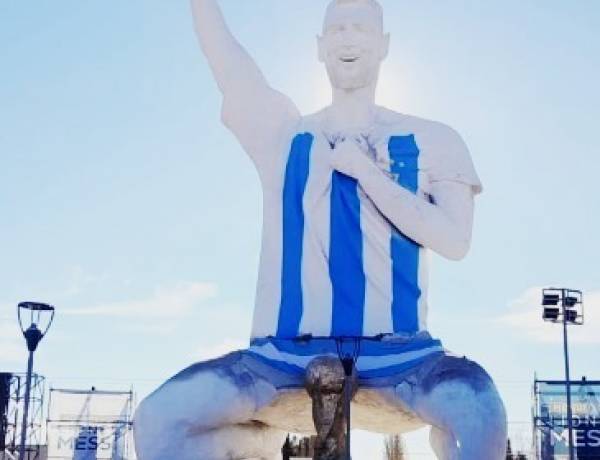 La estepa impuso su récord: Cutral Có inauguró la escultura de Lionel Messi más grande del mundo