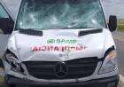 Kayak volador: se soltó de un motorhome y partió el parabrisas de una ambulancia