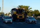 Se casaron y usaron una cosechadora como “auto de boda”