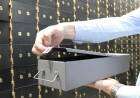 Le “desaparecieron” 90.000 dólares de la caja de seguridad de un banco privado