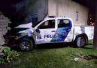 Un móvil policial protagonizó un choque con un auto y destruyó el paredón de una vivienda