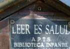 Roban libros de la casita de lectura para comprar bebidas alochólicas