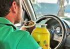 Atención licencia de conducir por multas: tomar mate en el auto está prohibido en estas provincias